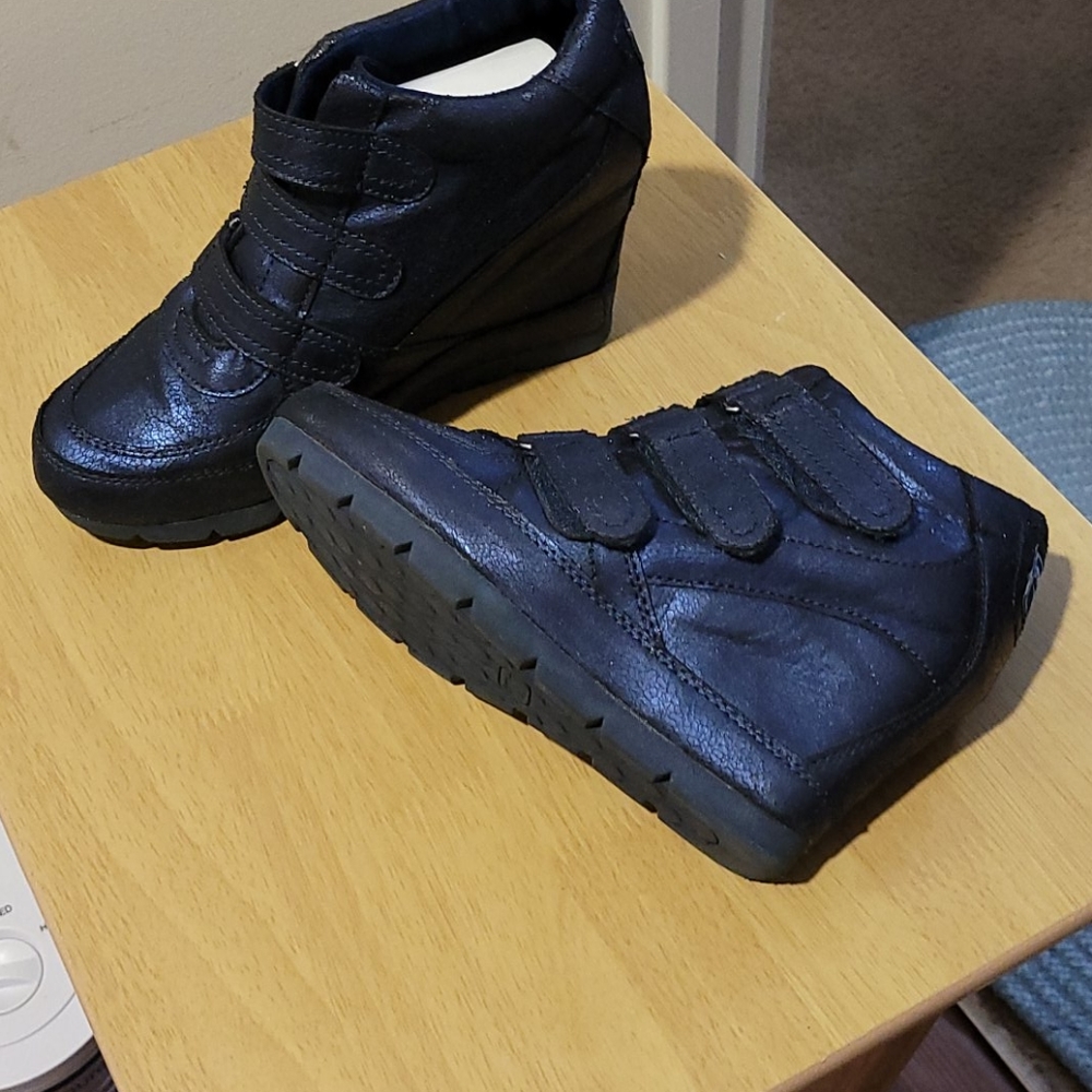 Wedge tennis shoes